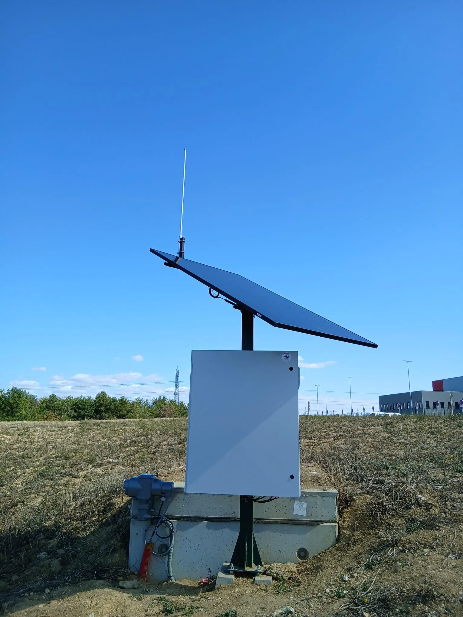Mât équipé d’un panneau photovoltaïque et de son armoire