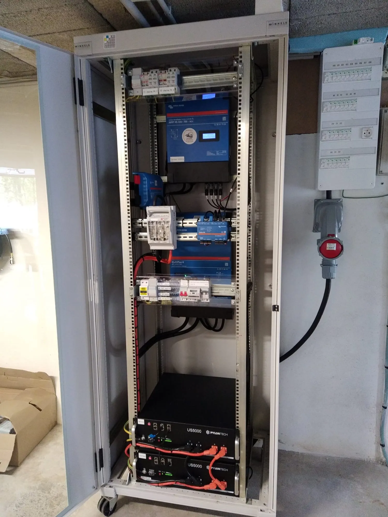 Armoire solaire ouverte avec équipements Victron