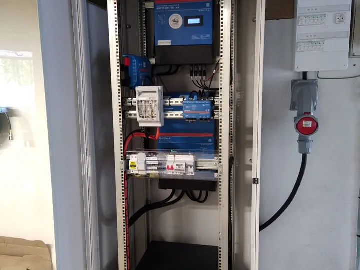 Armoire solaire ouverte avec équipements Victron