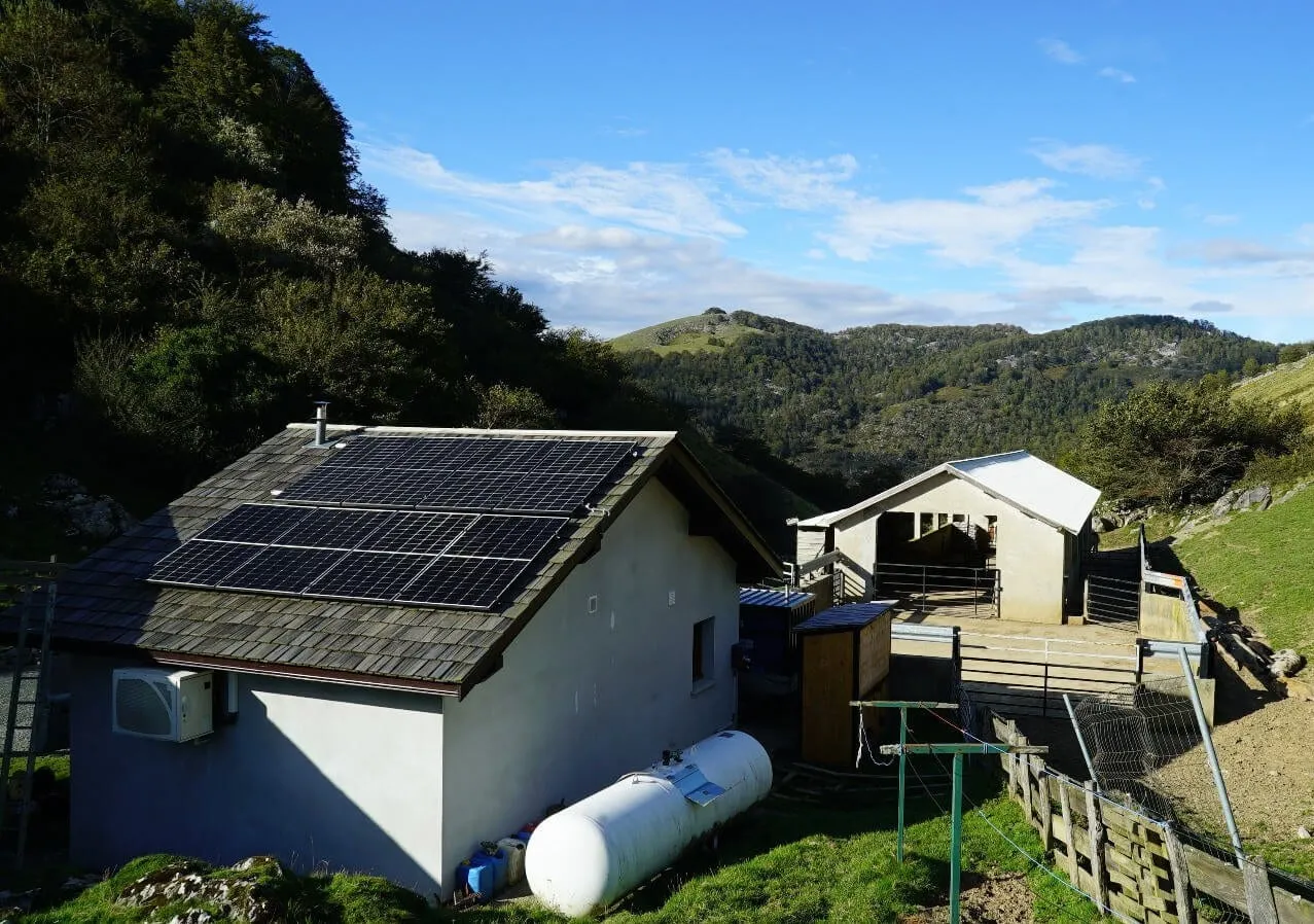 Bergerie isolée en montagne équipée de panneaux solaires