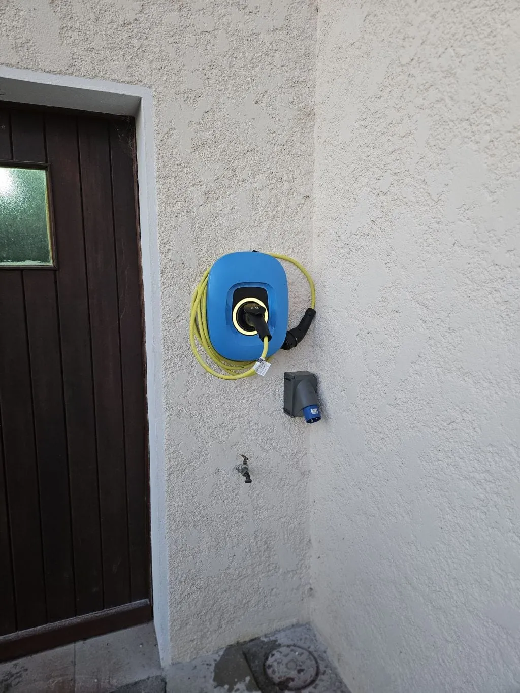 Borne de recharge murale