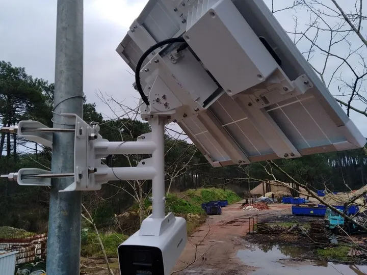 Caméra de surveillance alimentée par un panneau solaire