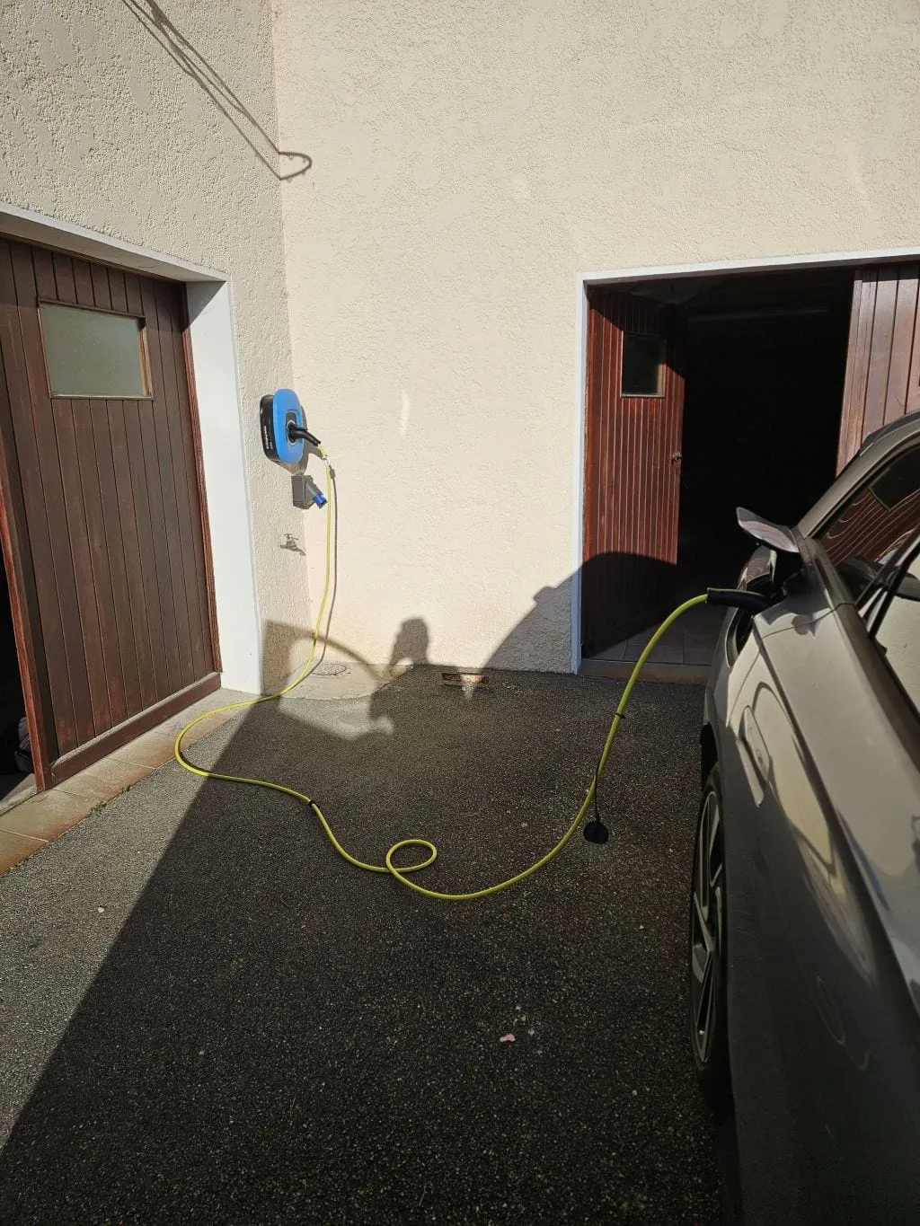 Véhicule électrique en charge