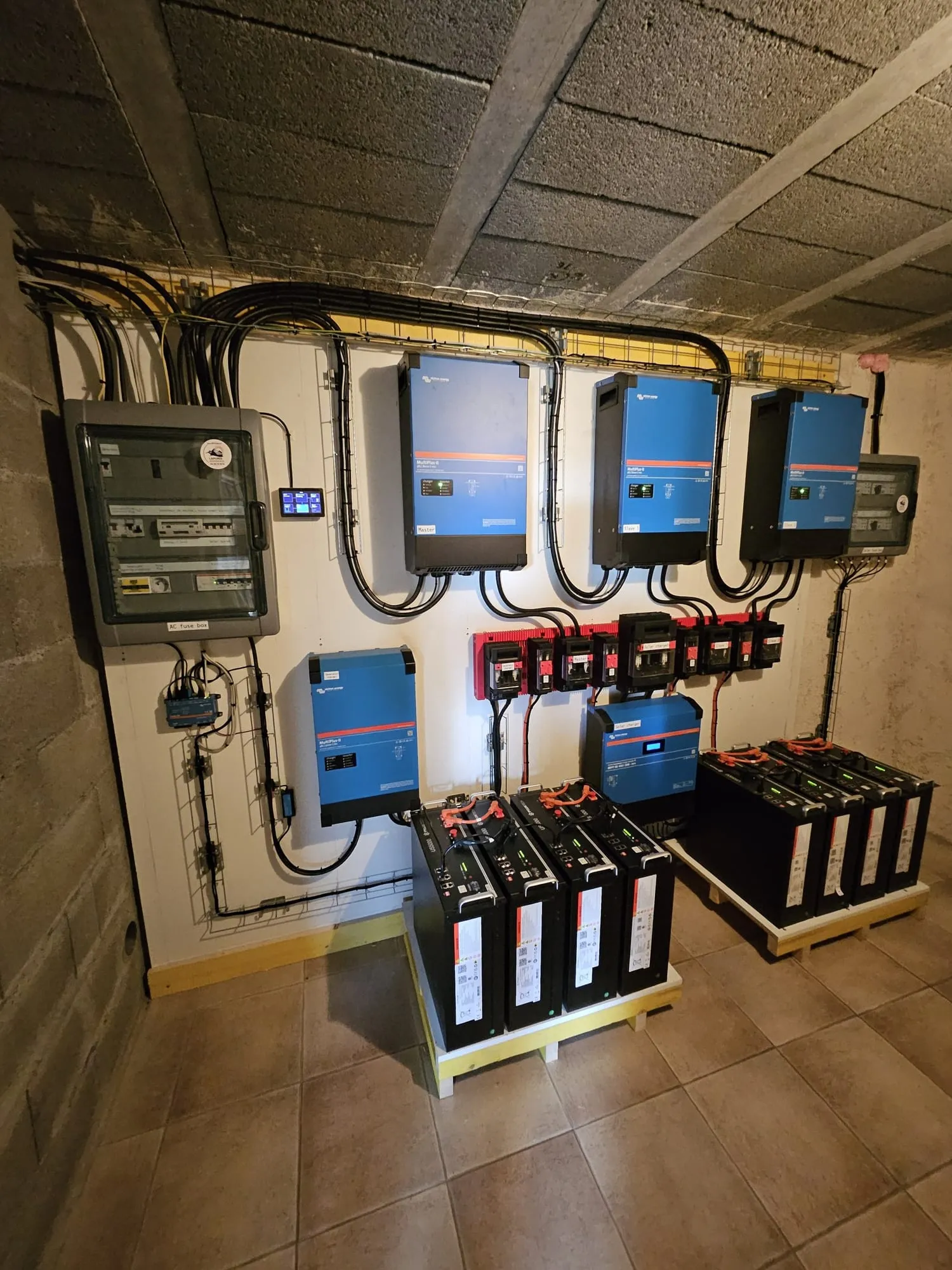 Système triphasé Victron avec son parc de batteries