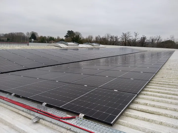 Installation photovoltaïque sur le toit d’un site industriel