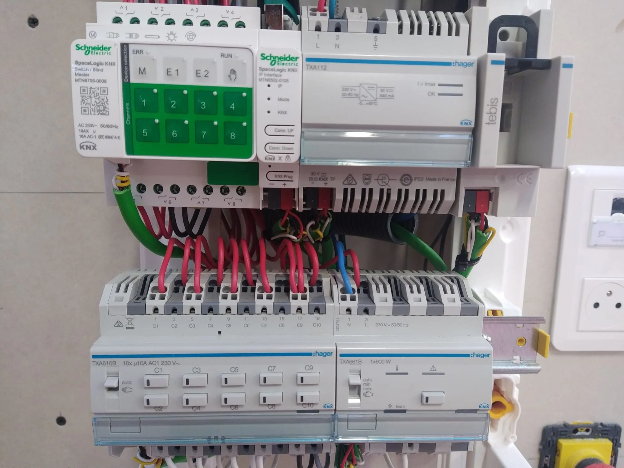 Intérieur d’un tableau électrique avec automatisations KNX