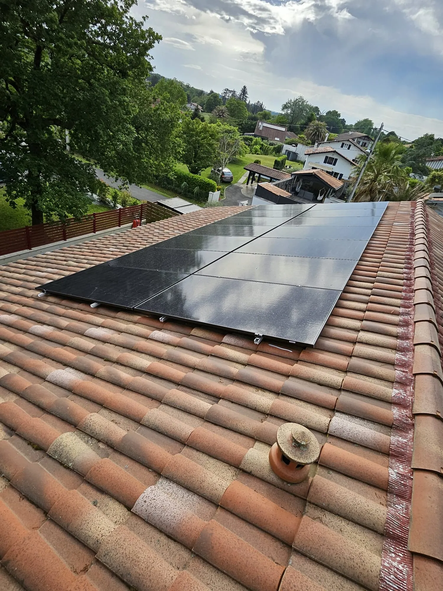Panneaux photovoltaïques posés sur une toiture en tuiles