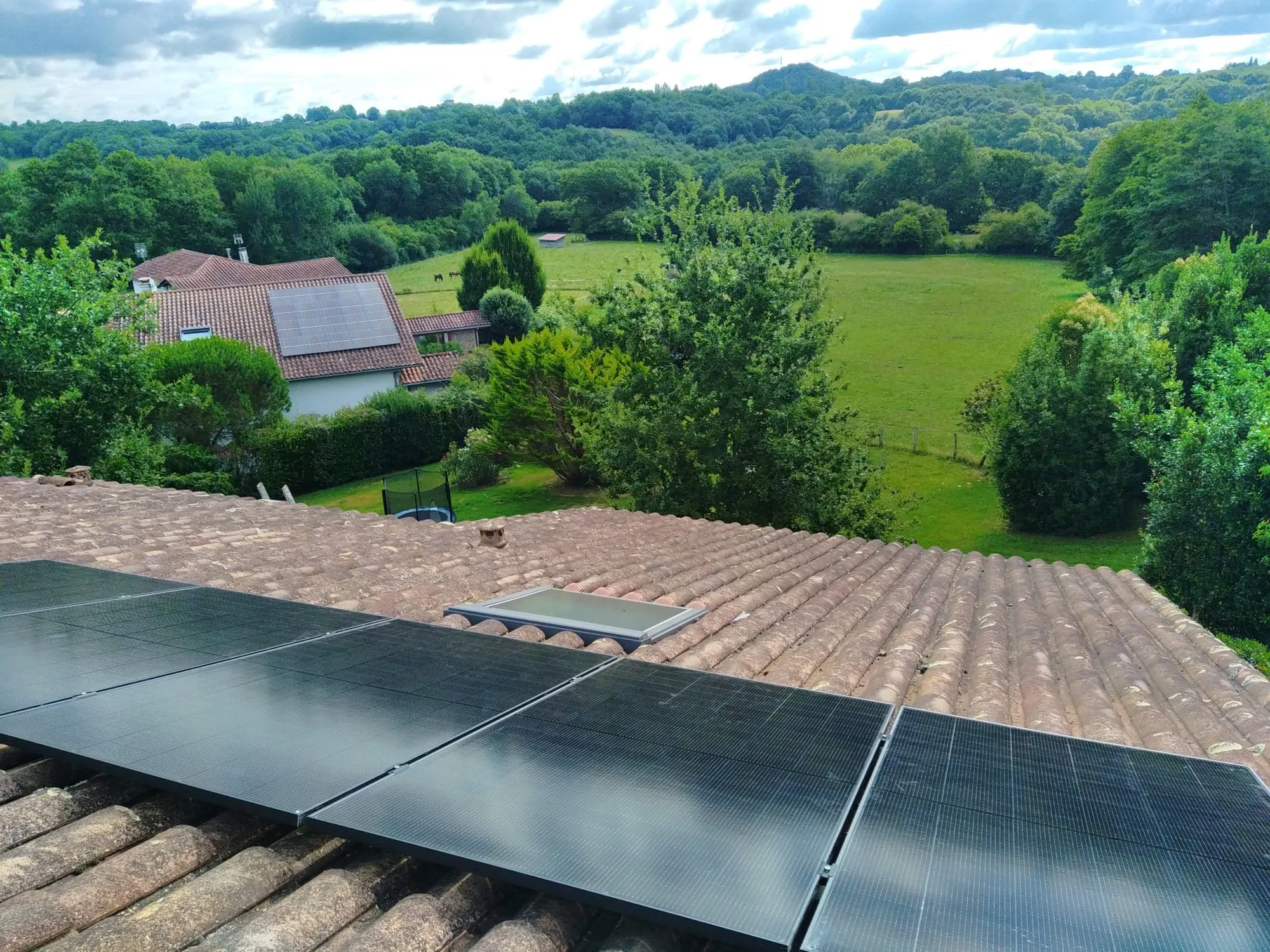 Panneaux photovoltaïques sur une toiture du Pays basque